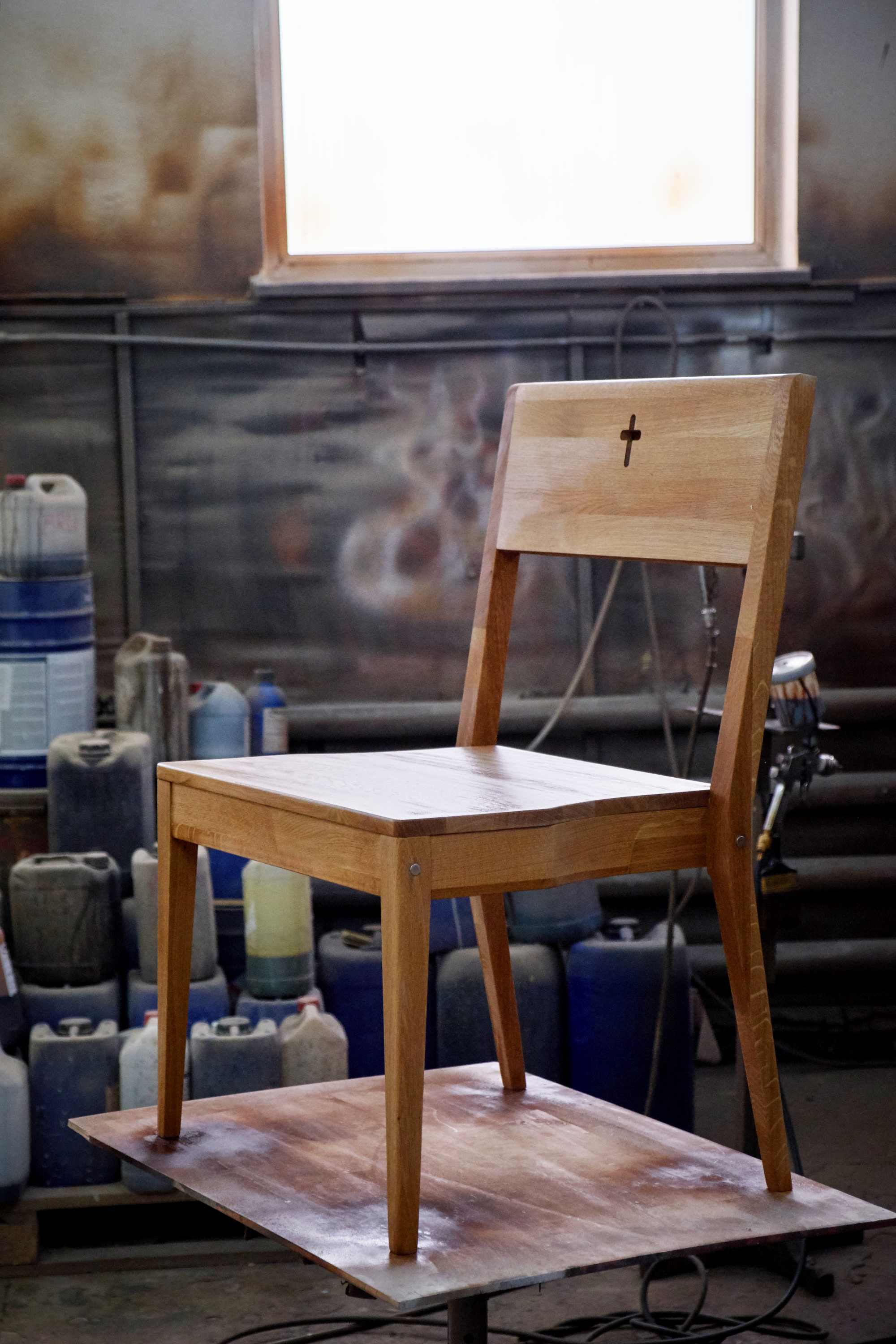 Gotowe krzesło kościelne ZOE wykonane z drewna dębowego - ostateczne wyschnięcie po malowaniu